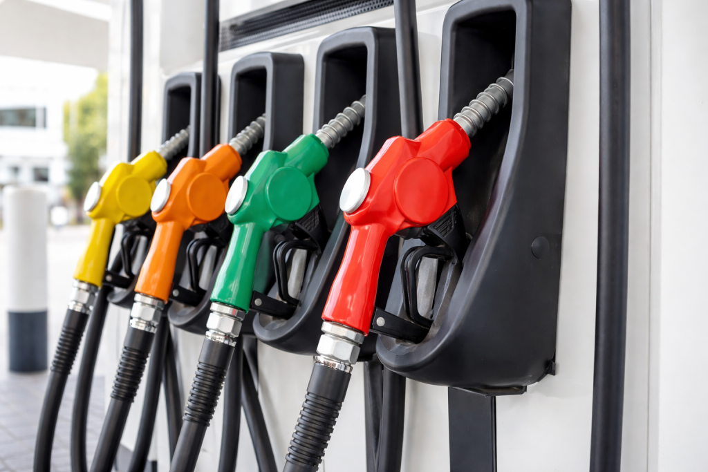 Pompes à essence colorées et ordonnées